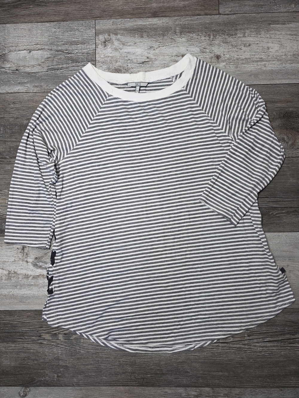 BKE Striped Half Sleeve Side Grommet Accents Size Lg Made In USA